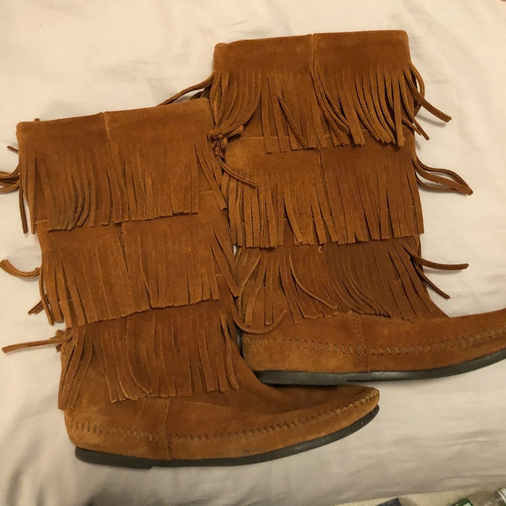 Minnetonka fringe boots!! 👢